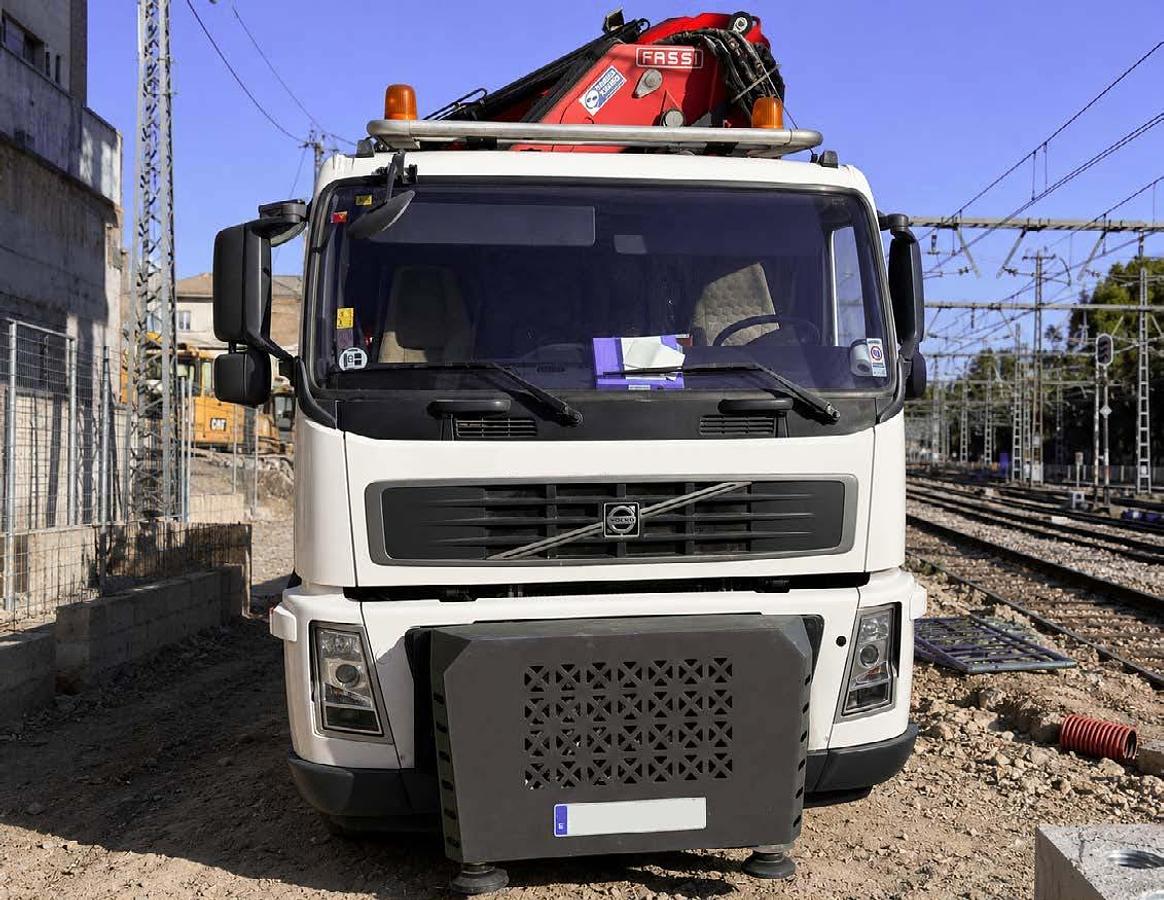 Usado 2023 FASSI F820RA.2.27/L426 + JIB SOBRE CAMIÓN VOLVO