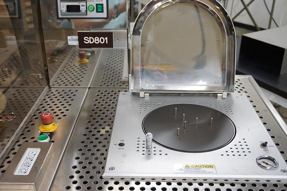 Preowned 2008 Suss Microtec Delta 80RC T3 HMDS Spin Coater with Hot plate and HMDS module