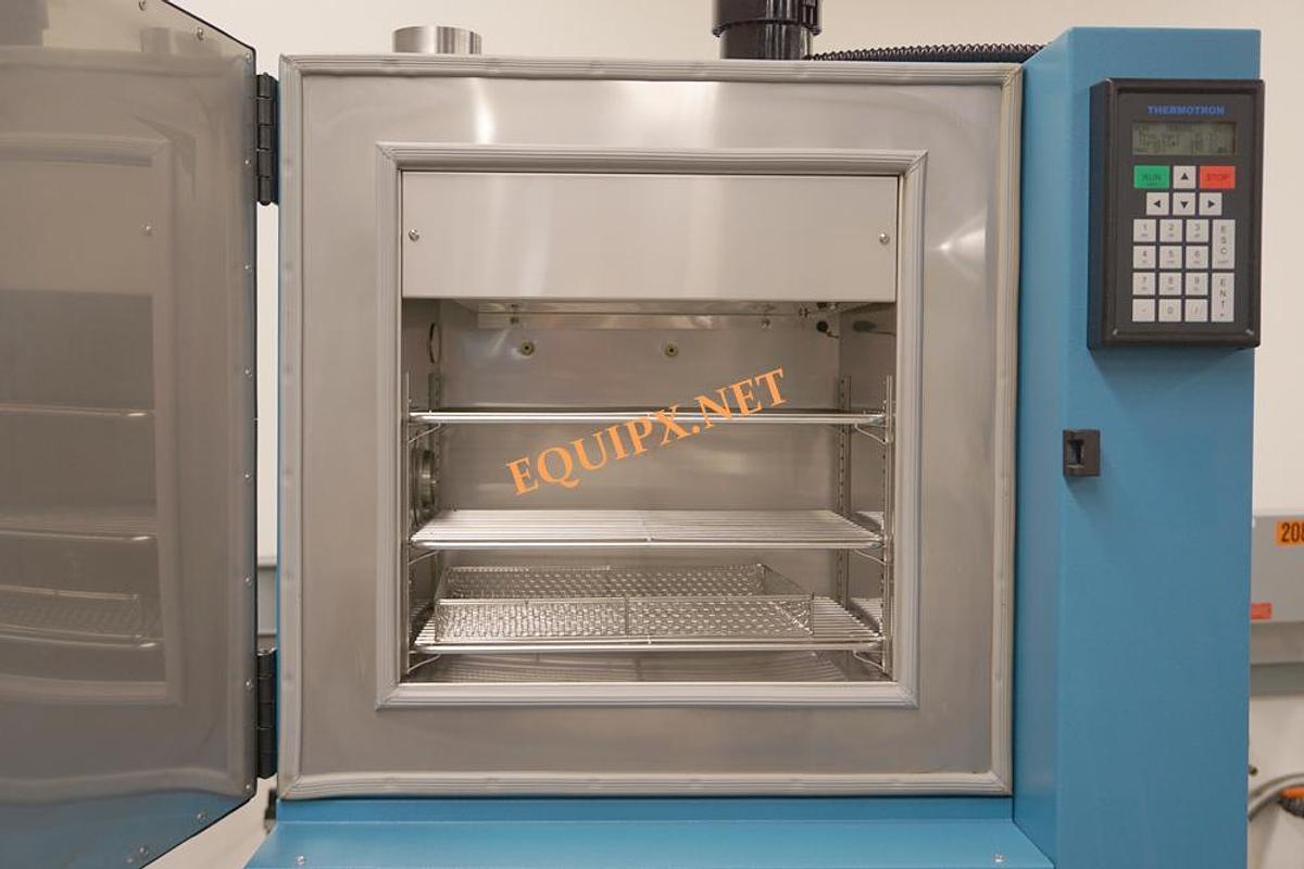 Used Thermotron S1.2-3200 temperature chamber (2010) -73C to 180C