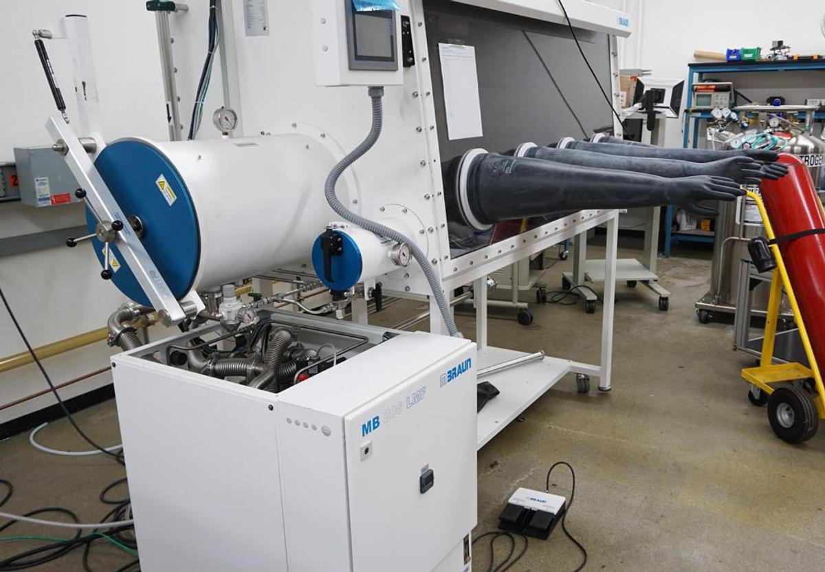Refurbished 2019 Mbraun MB200B 4 port glovebox and MB20 gas purifier with MB-OX Oxygen Analyzer, dewpoint monitor, and Activated Charcoal Solvent Removal System (2019)