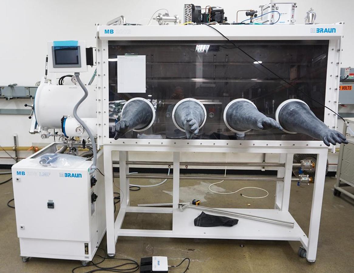 Refurbished 2019 Mbraun MB200B 4 port glovebox and MB20 gas purifier with MB-OX Oxygen Analyzer, dewpoint monitor, and Activated Charcoal Solvent Removal System (2019)