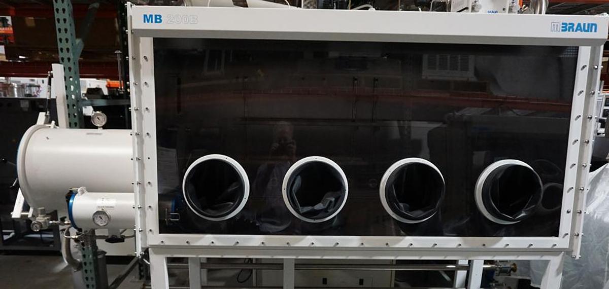Refurbished 2019 Mbraun MB200B 4 port glovebox and MB20 gas purifier with MB-OX Oxygen Analyzer and Activated Charcoal Solvent Removal System (2019)