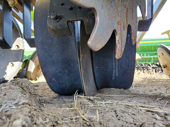 Used 12R22 John Deere 1735 Beet Planter