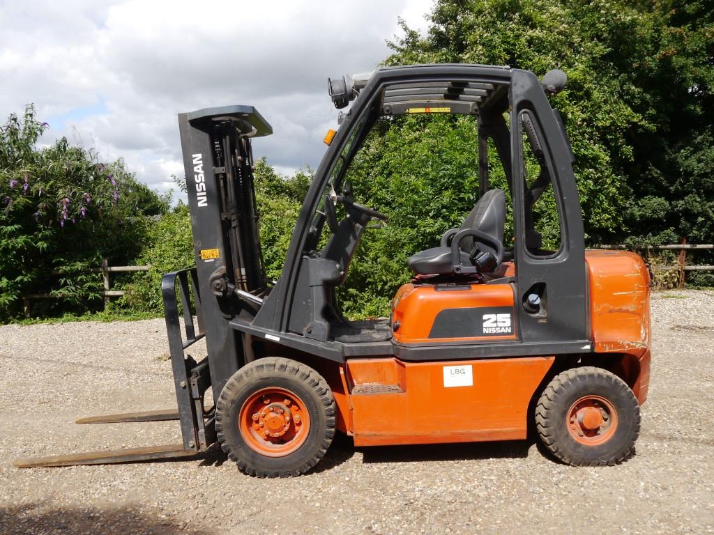 Used Nissan 25 Forklift