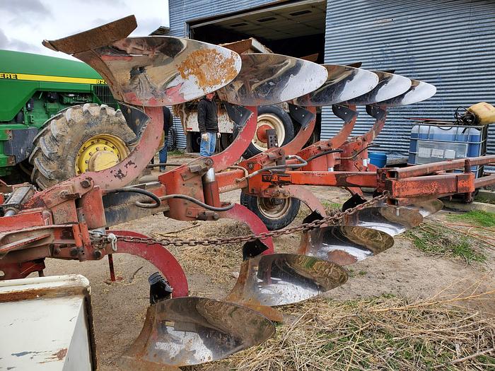 Used International 140 Plow w/ Hyd Reset - 5 Bottom