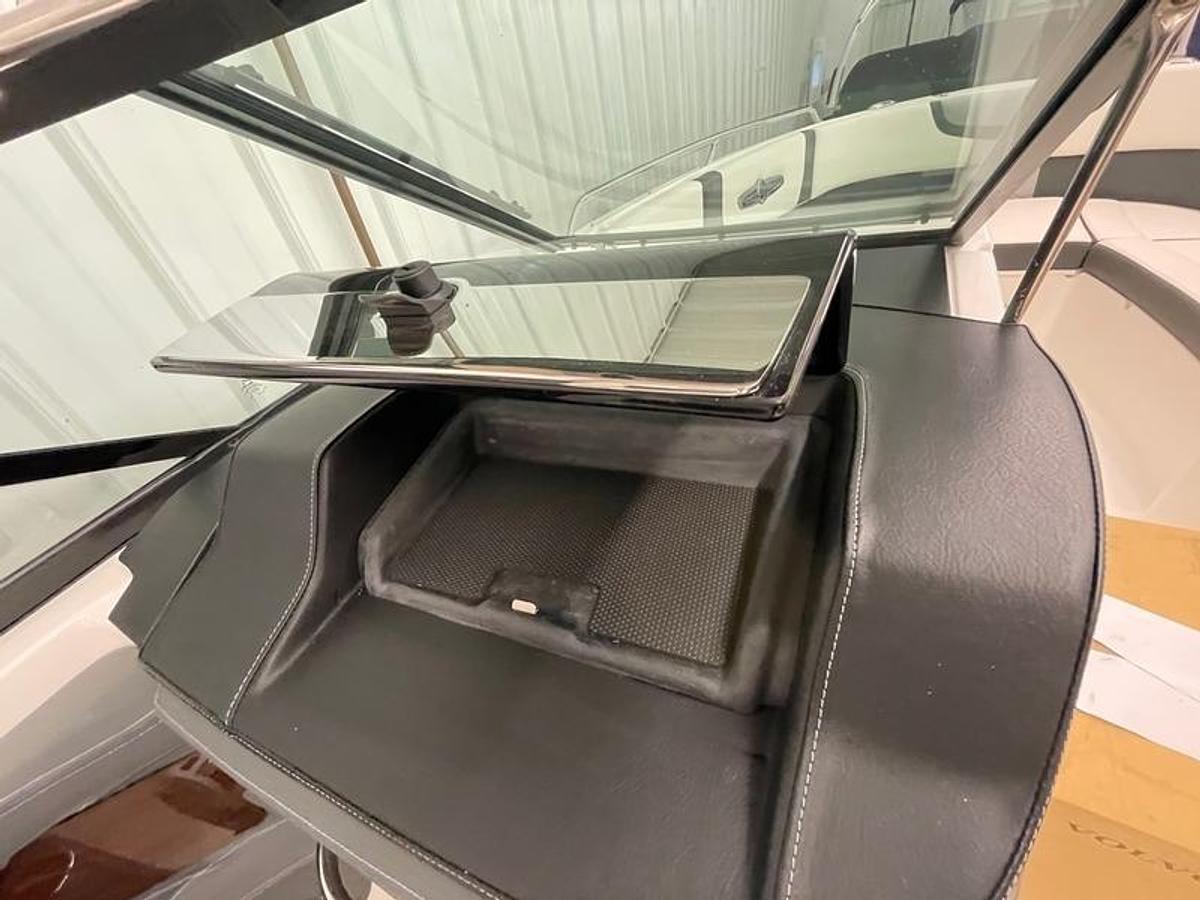 2024 Chaparral 28 Surf