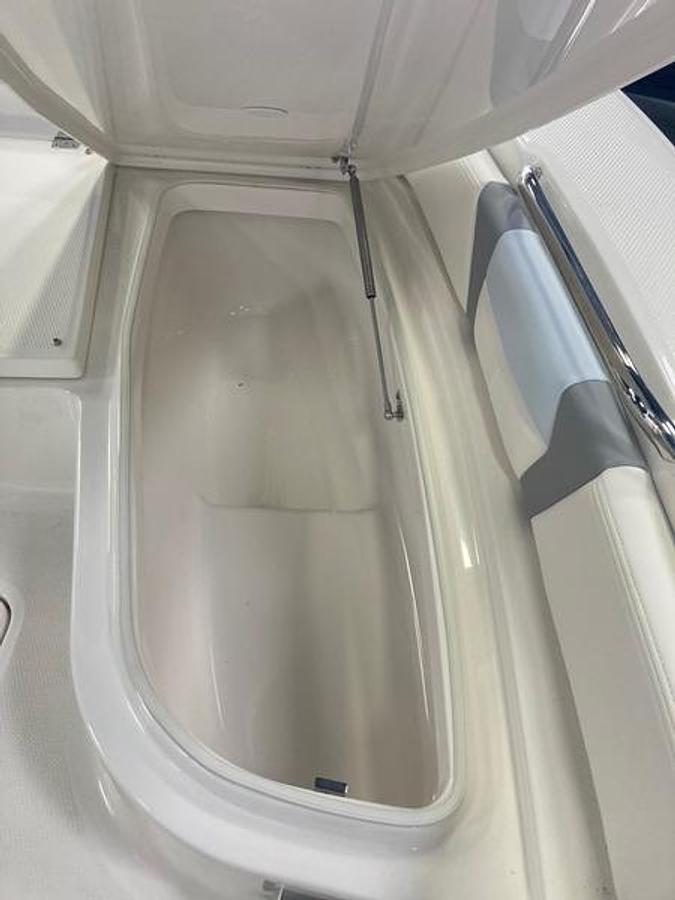 2025 Robalo 226 Cayman