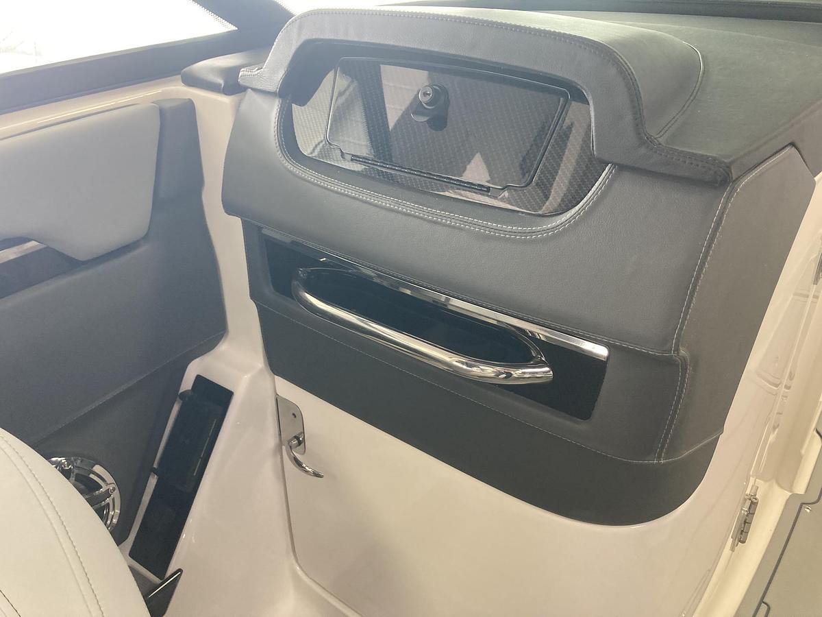 2026 Chaparral SSX 8