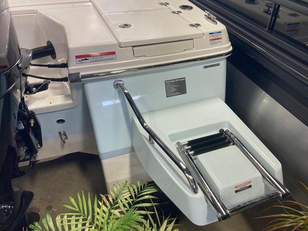 2025 Robalo 226 Cayman