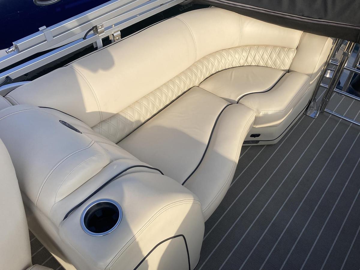 Used 2019  Barletta Boats Lusso 25 QCSS
