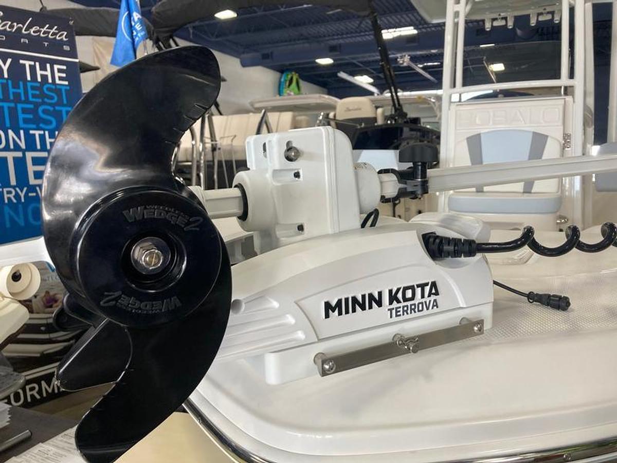 2025 Robalo 226 Cayman