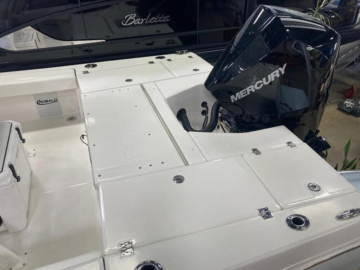 2025 Robalo 226 Cayman