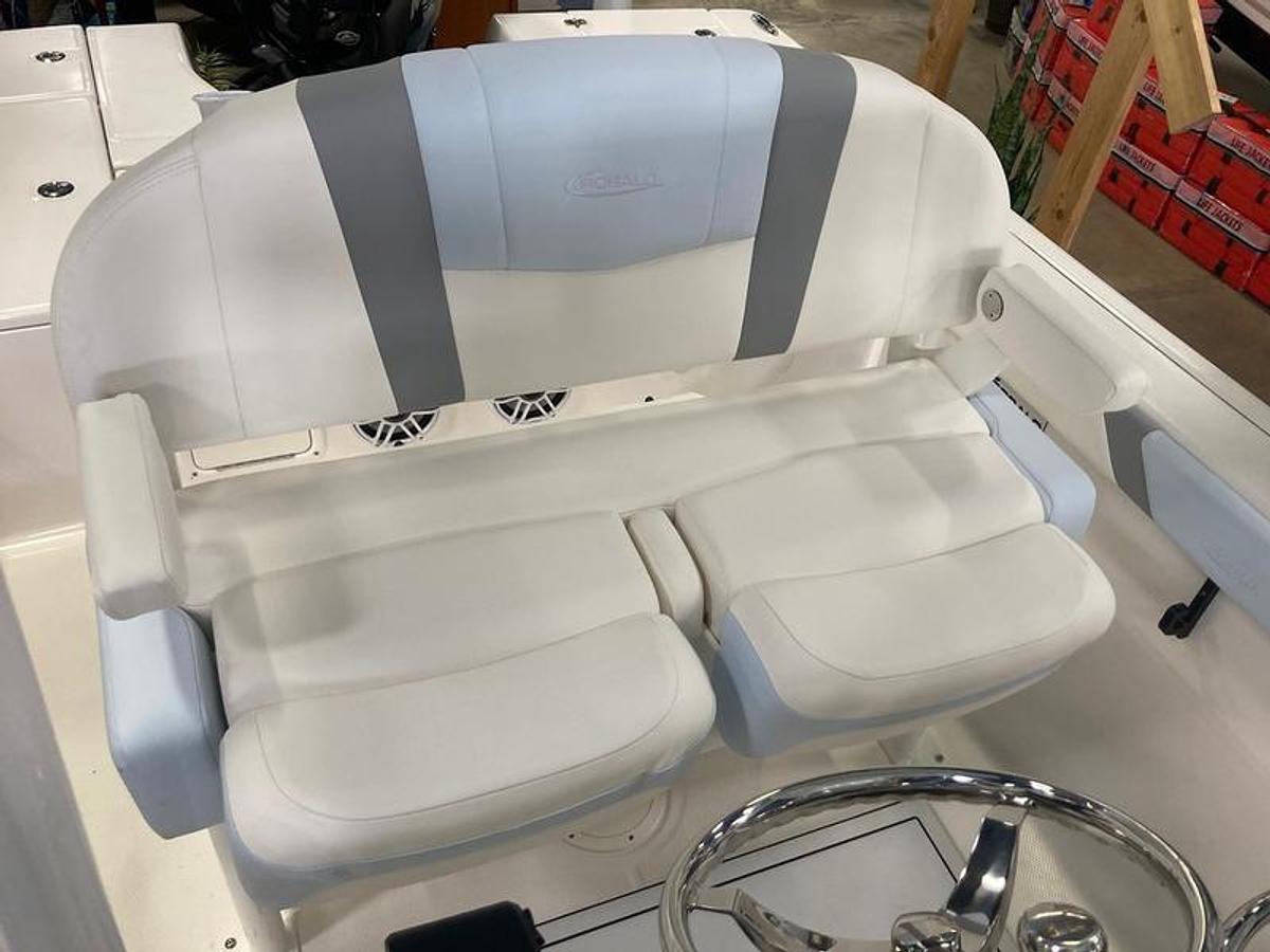 2025 Robalo 226 Cayman