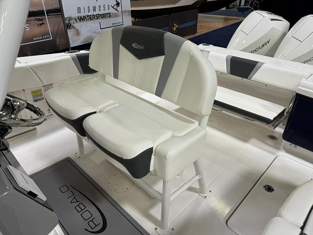 2024 Robalo R250