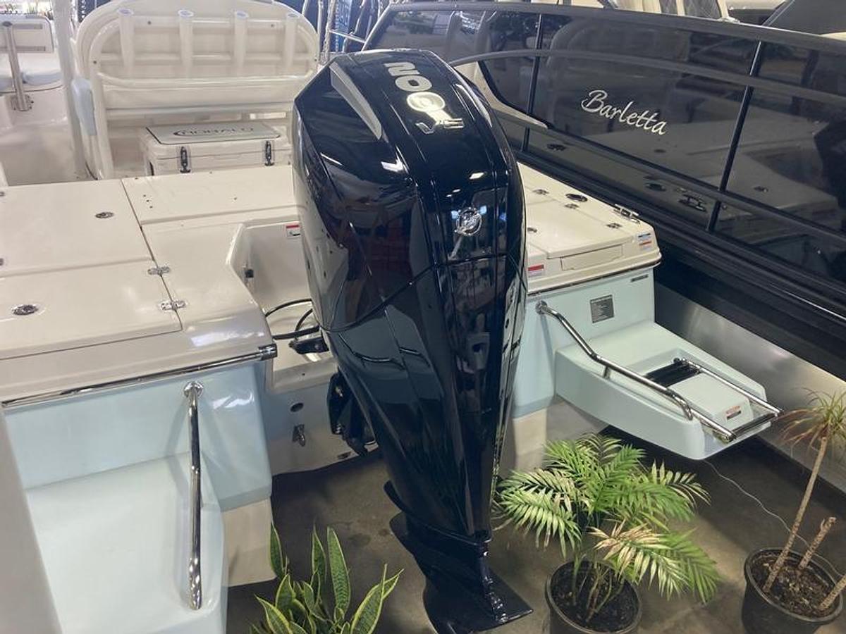 2025 Robalo 226 Cayman