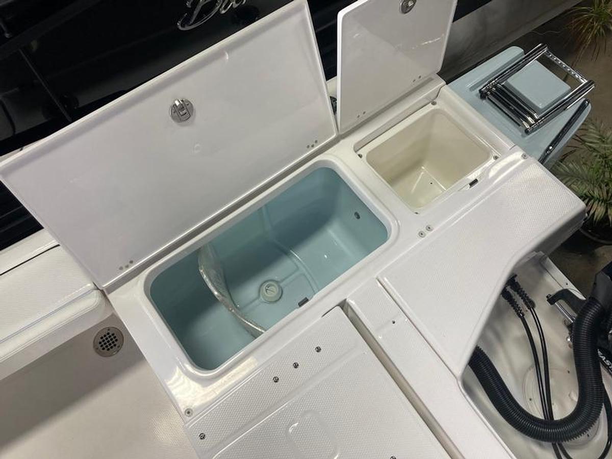 2025 Robalo 226 Cayman