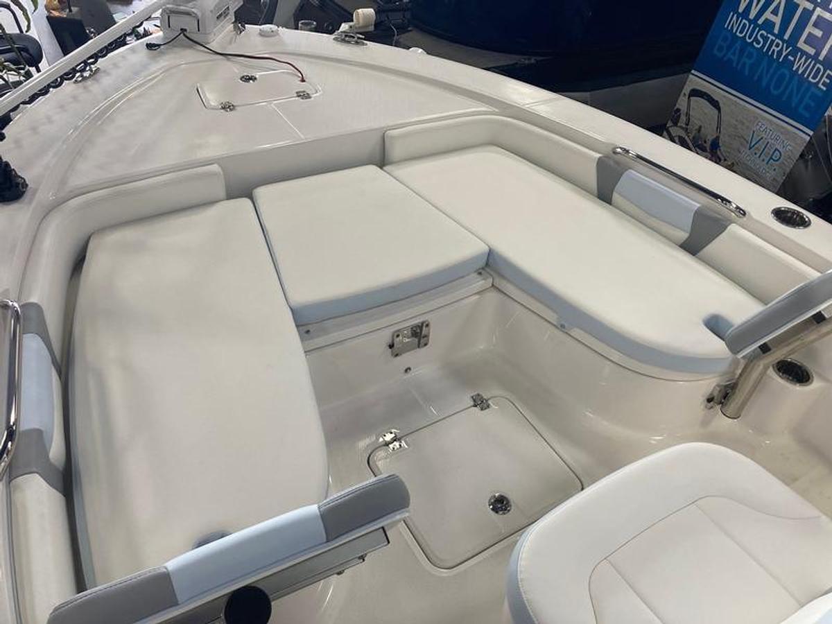 2025 Robalo 226 Cayman