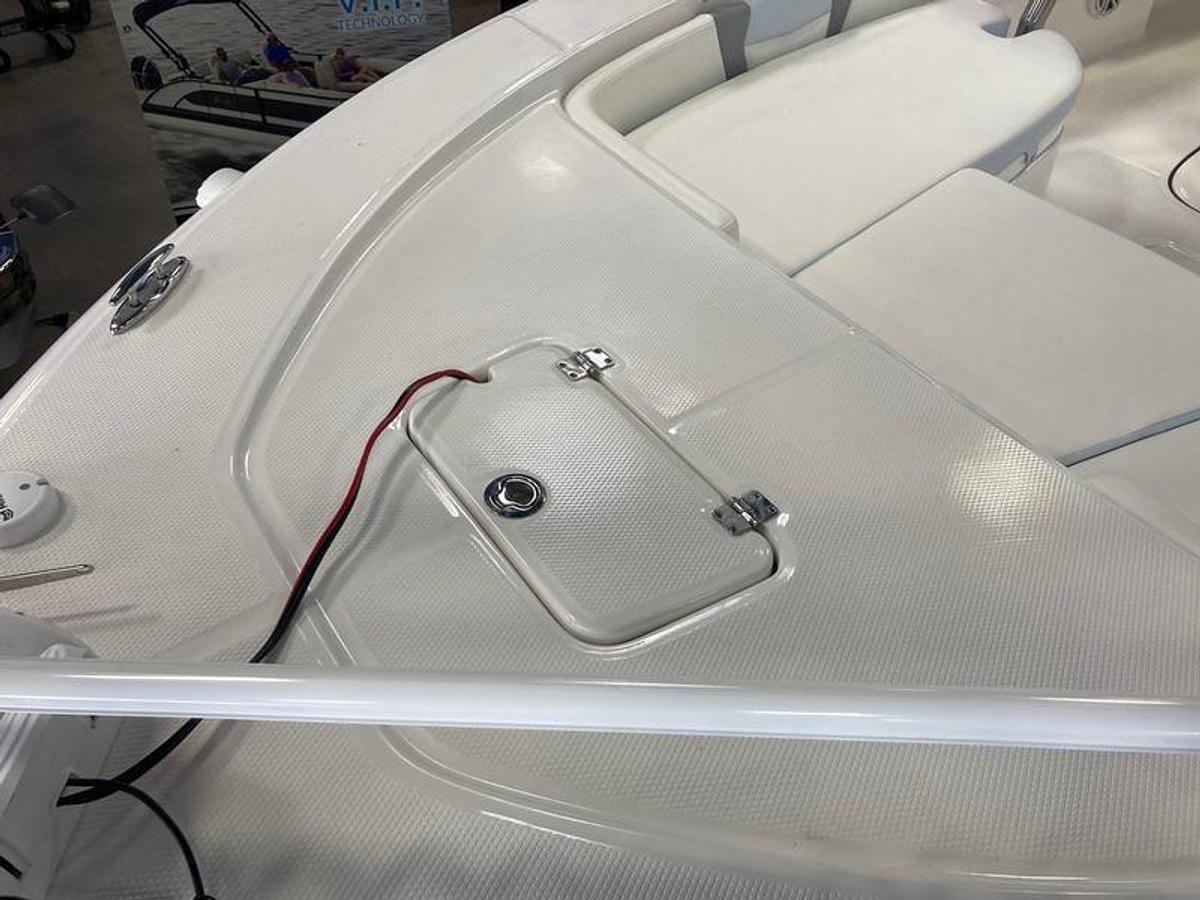 2025 Robalo 226 Cayman