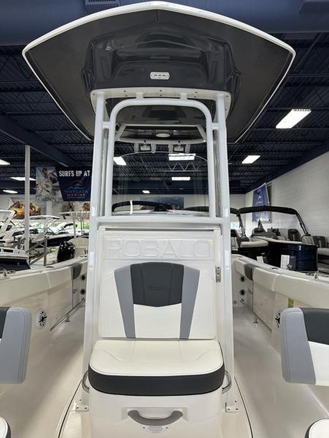 2025 Robalo R230