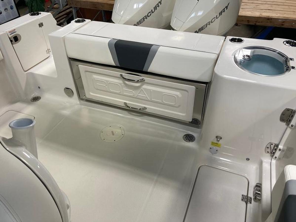 2024 Robalo R250