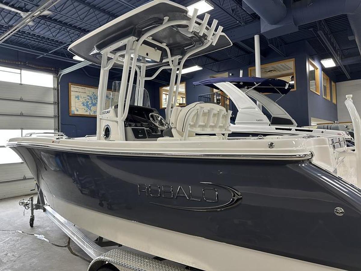 2025 Robalo R230