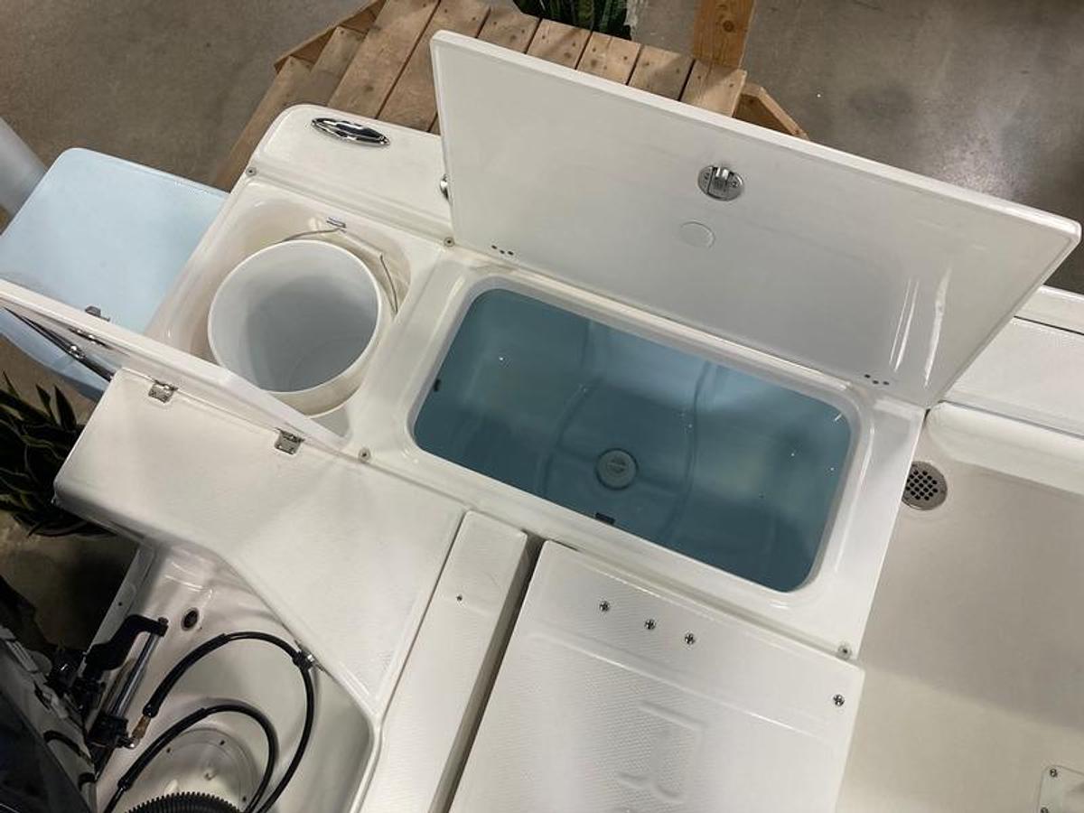 2025 Robalo 226 Cayman