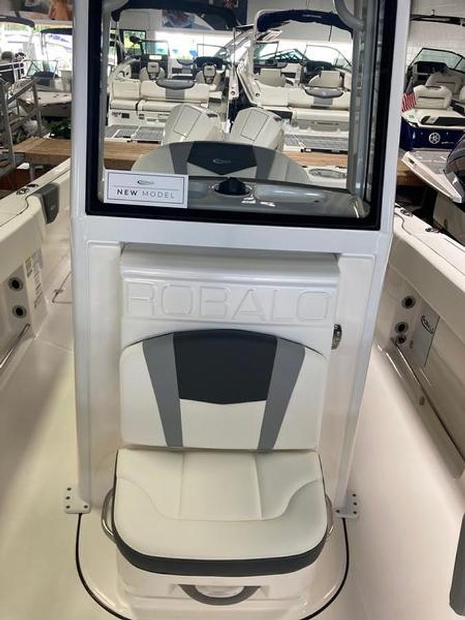 2024 Robalo R250