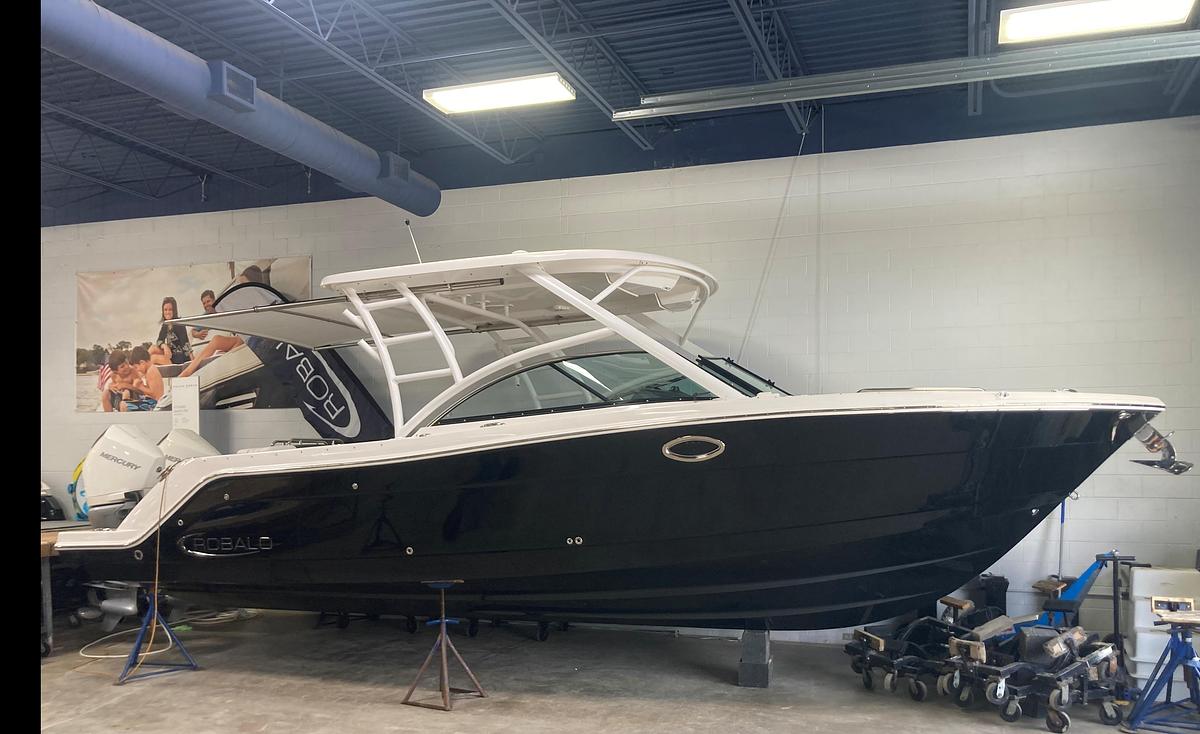 Used 2024 Robalo R317