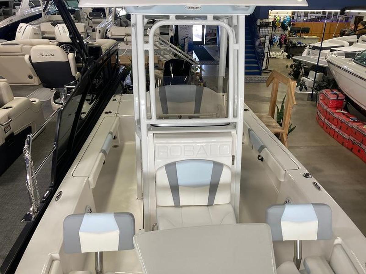 2025 Robalo 226 Cayman