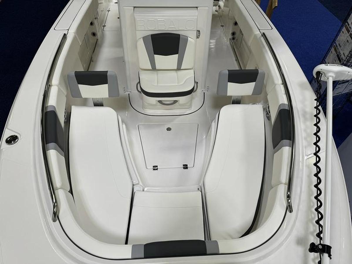 2024 Robalo R250