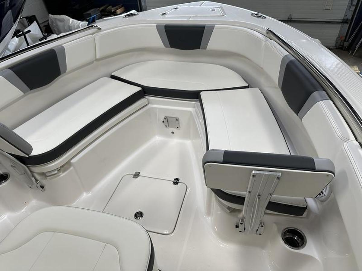 2025 Robalo R230
