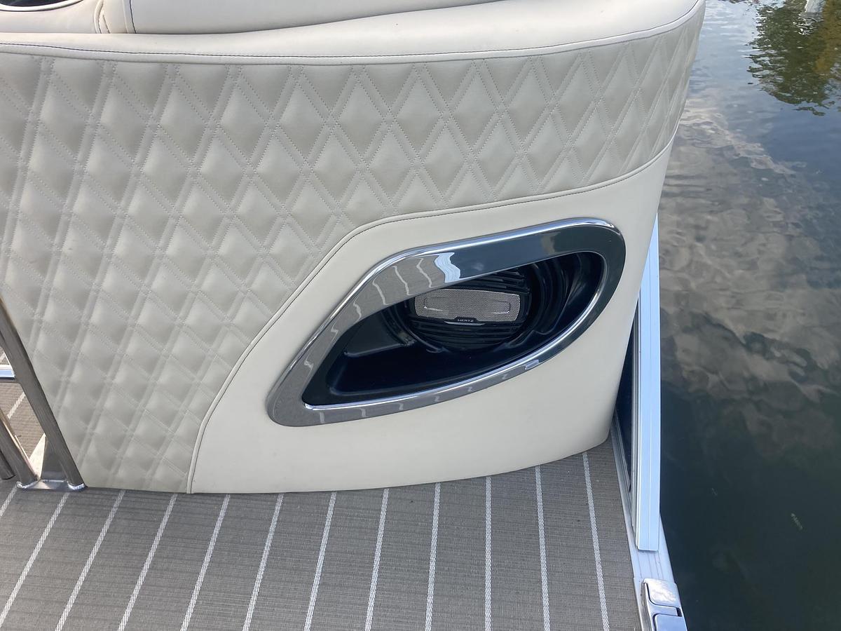Used 2019  Barletta Boats Lusso 25 QCSS