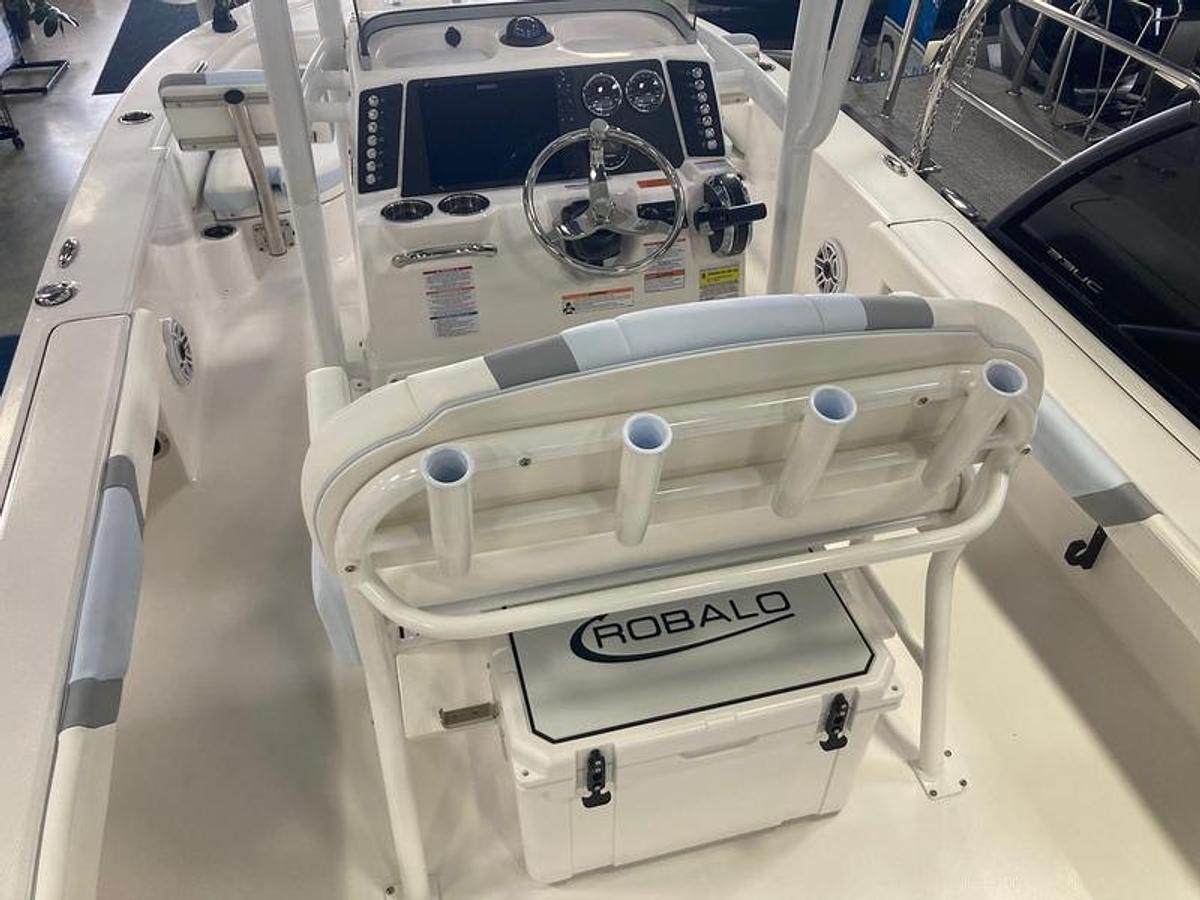 2025 Robalo 226 Cayman