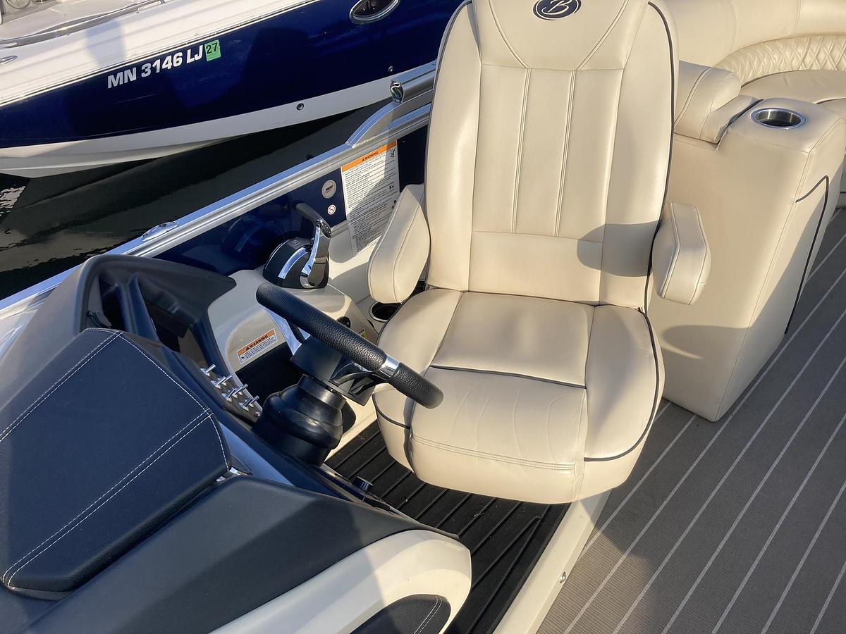 Used 2019  Barletta Boats Lusso 25 QCSS