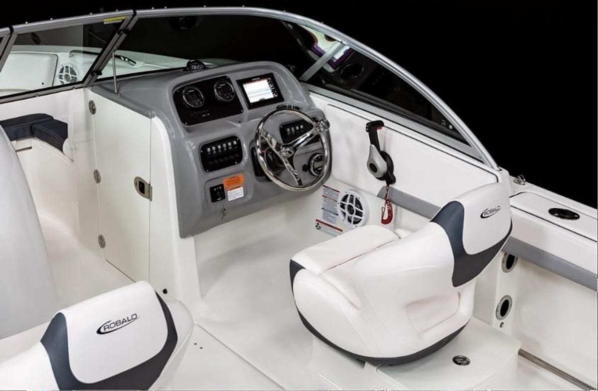 Used 2027 Robalo R207