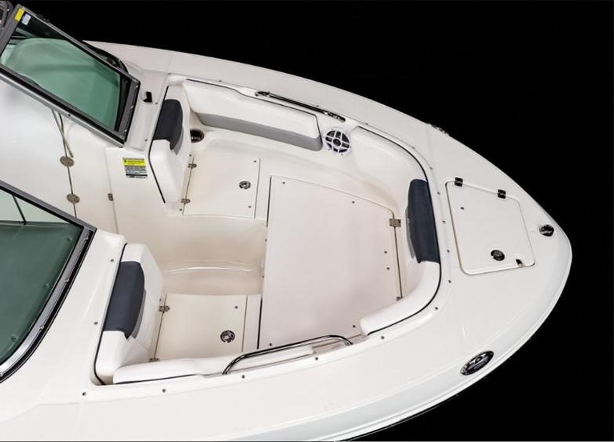 Used 2027 Robalo R207