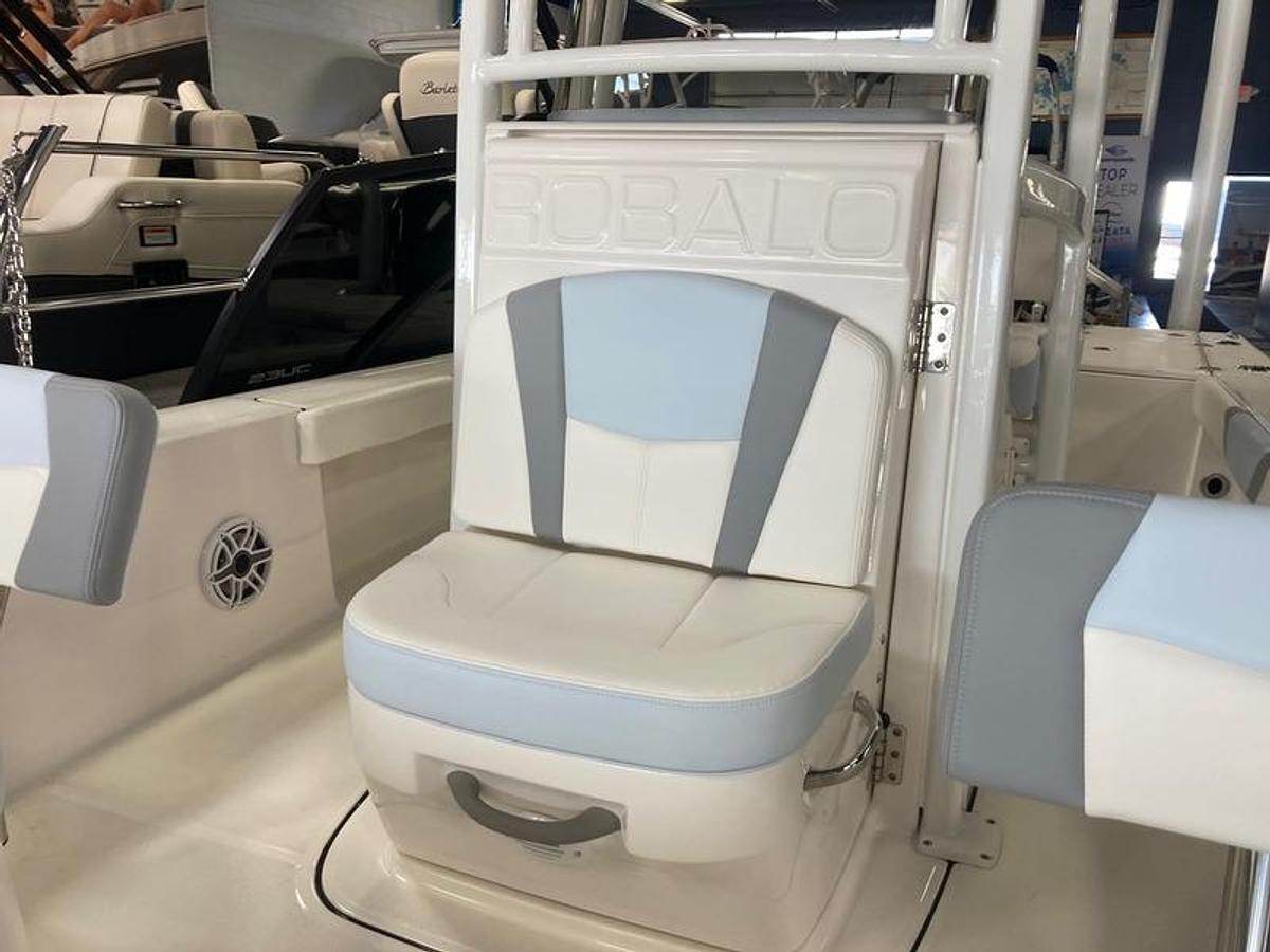 2025 Robalo 226 Cayman