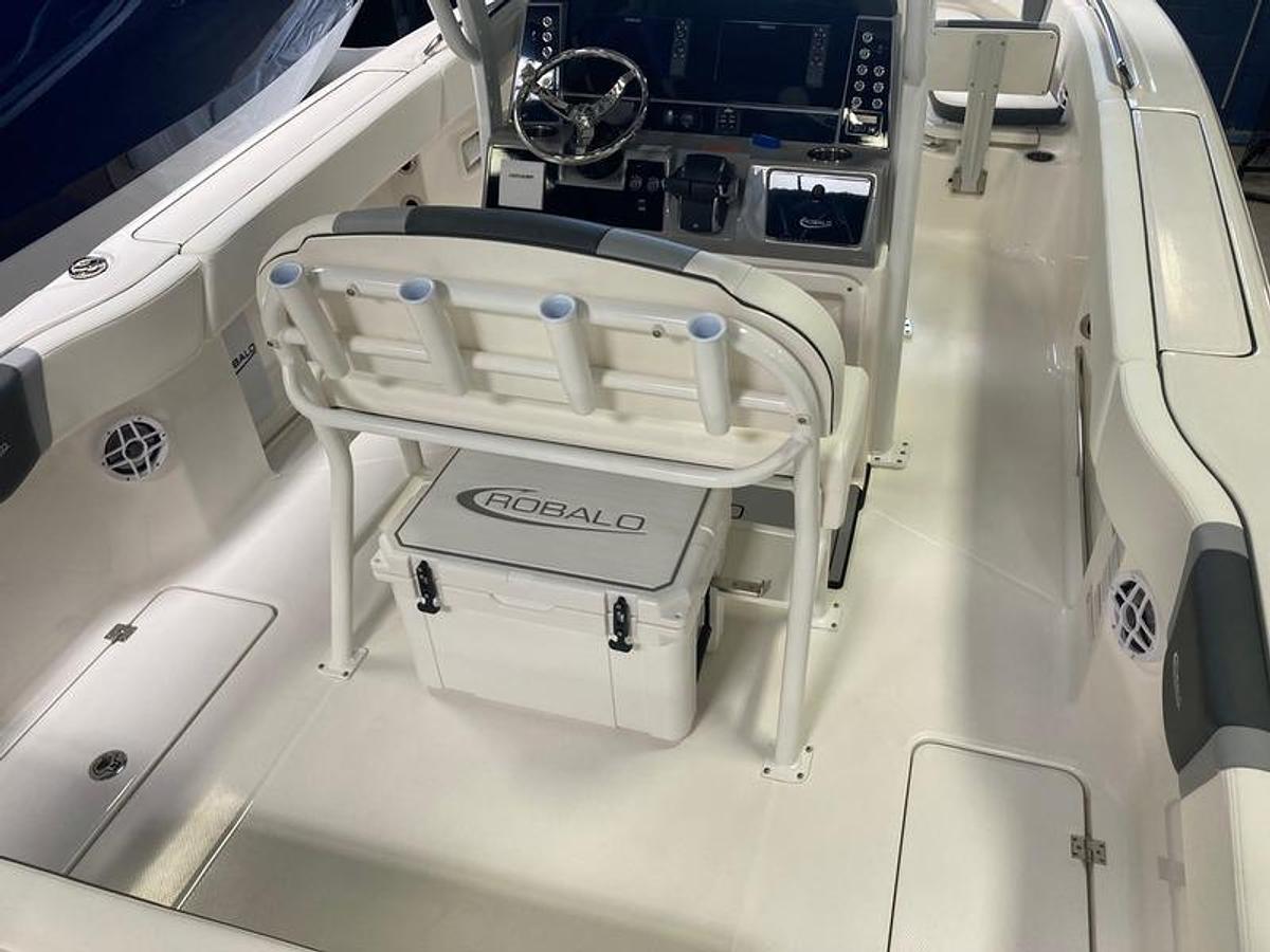 2024 Robalo R250