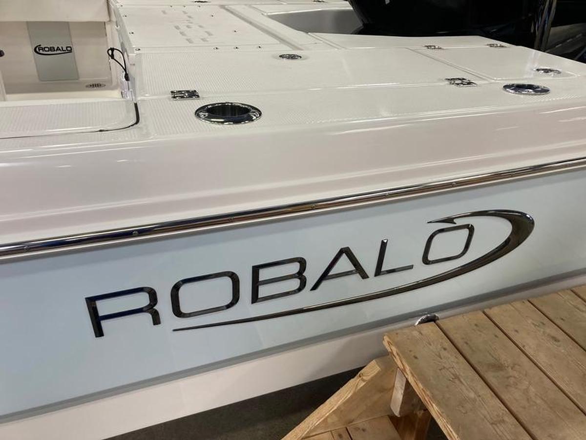 2025 Robalo 226 Cayman