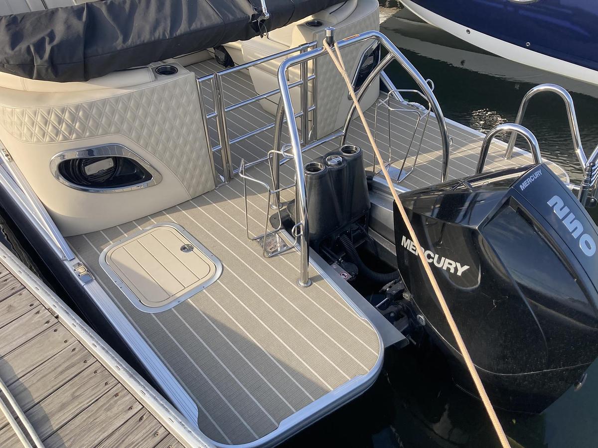 Used 2019  Barletta Boats Lusso 25 QCSS