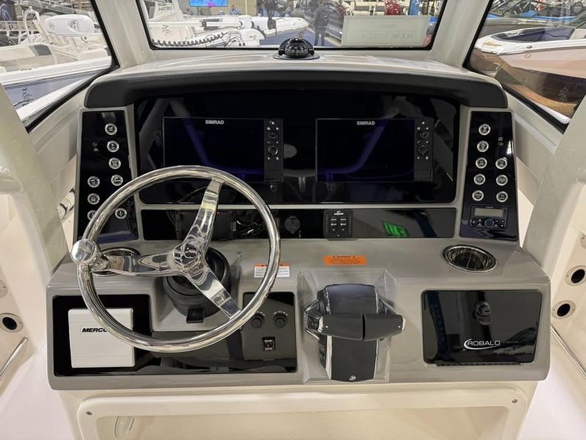 2024 Robalo R250