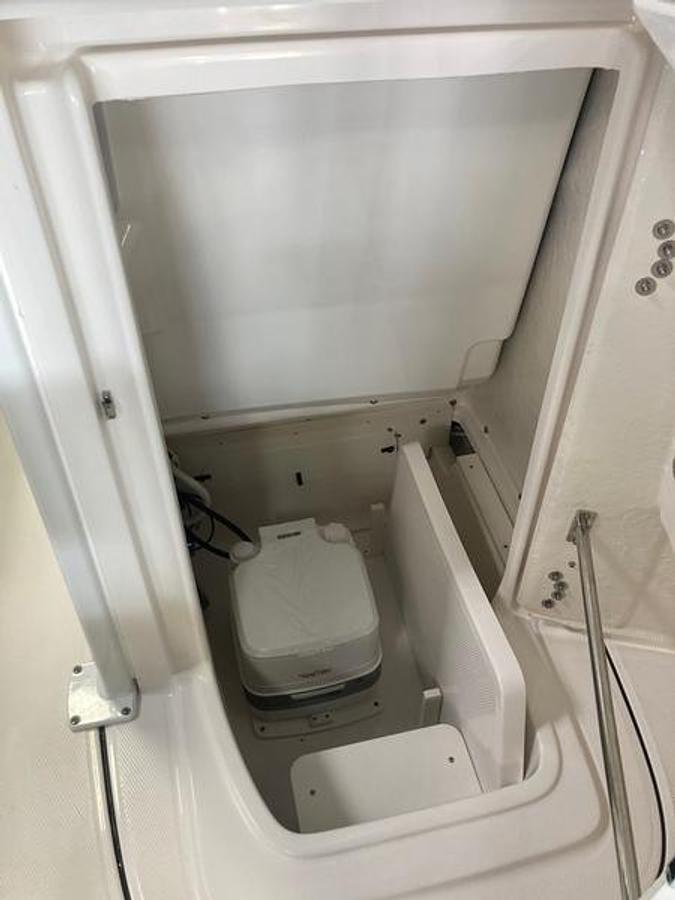 2025 Robalo 226 Cayman