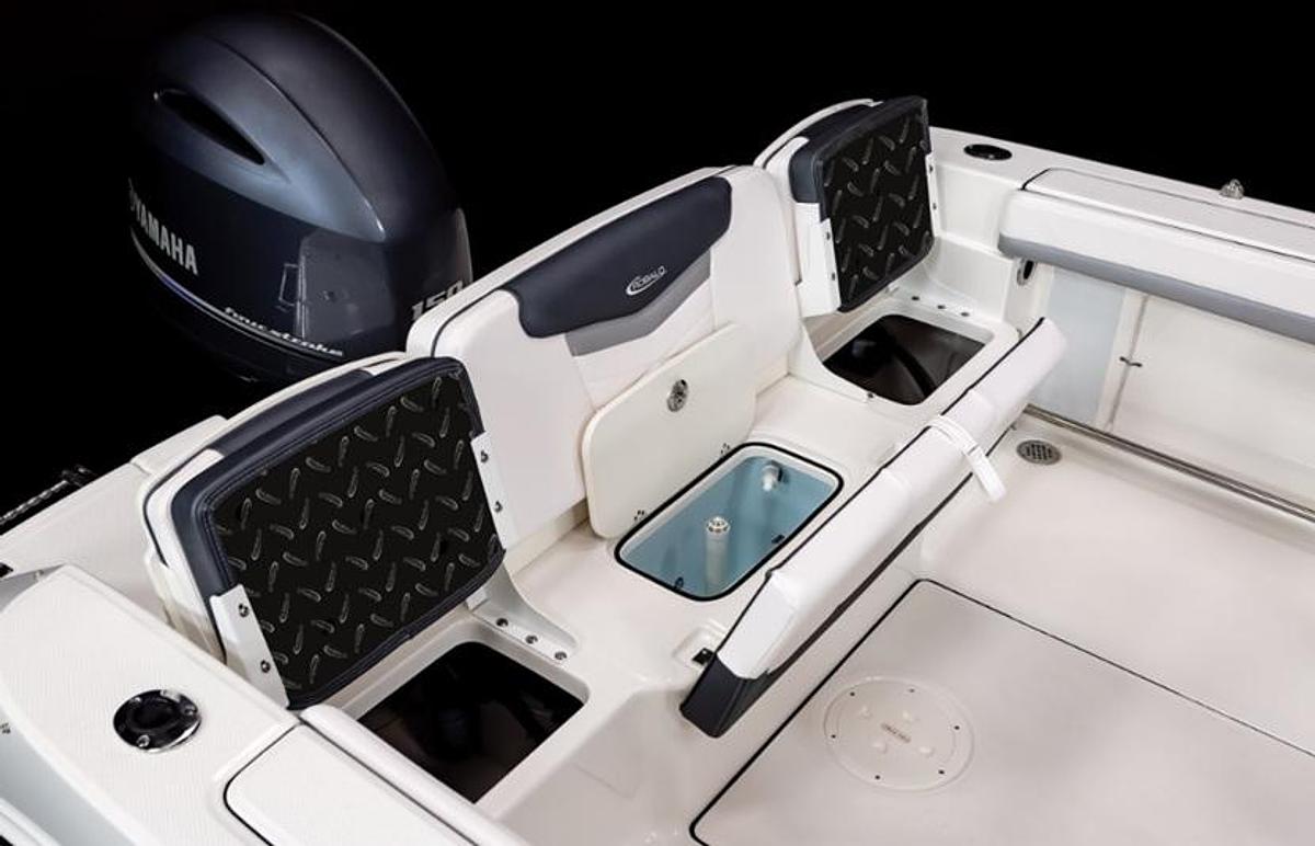 Used 2027 Robalo R207