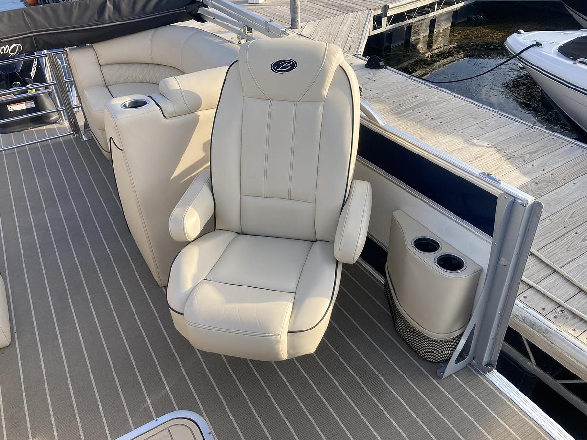 Used 2019  Barletta Boats Lusso 25 QCSS