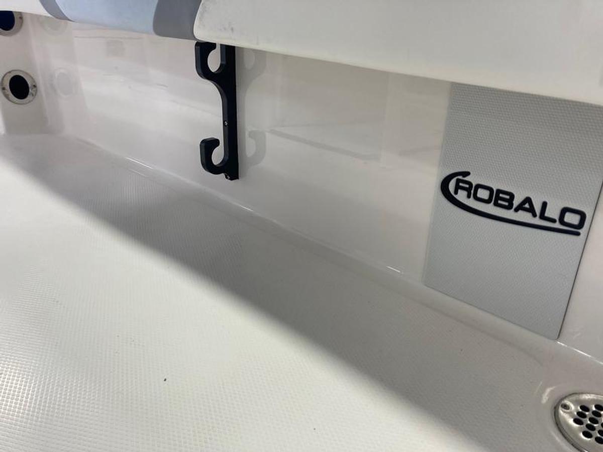 2025 Robalo 226 Cayman