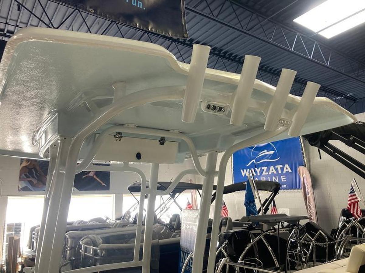 2025 Robalo 226 Cayman