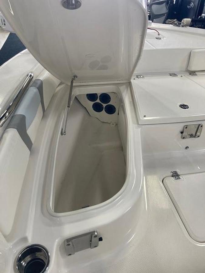 2025 Robalo 226 Cayman