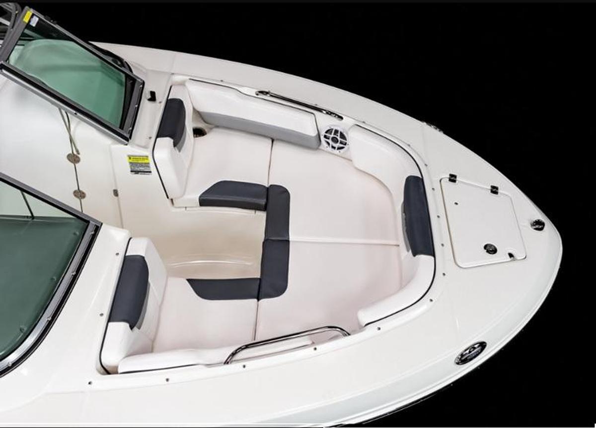 Used 2027 Robalo R207
