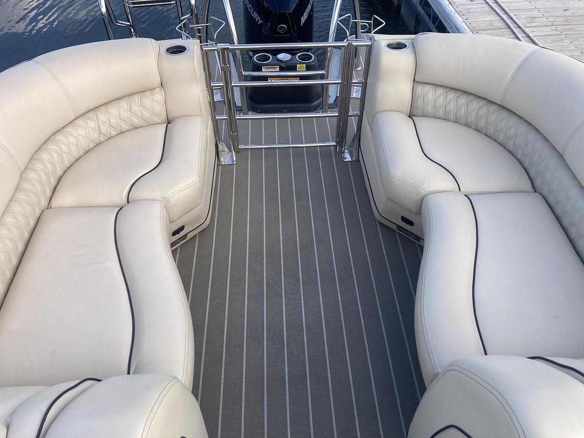 Used 2019  Barletta Boats Lusso 25 QCSS