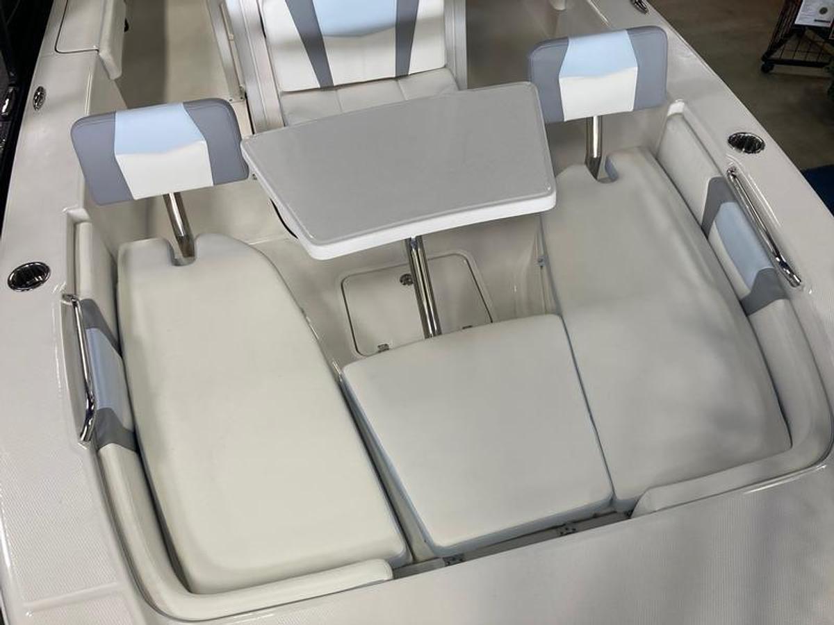 2025 Robalo 226 Cayman